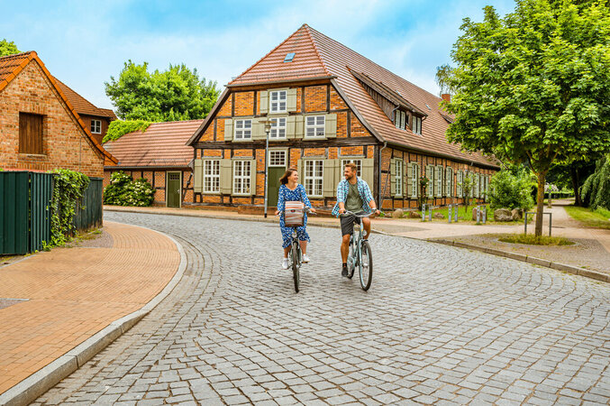 csm_Paar-erkundet-mit-Rad-den-Schlosspark-Ludwigslust_3-__-Couple-exploring-with-bike-Ludwigslust-castle-park_3-scaled_ffb195674a1