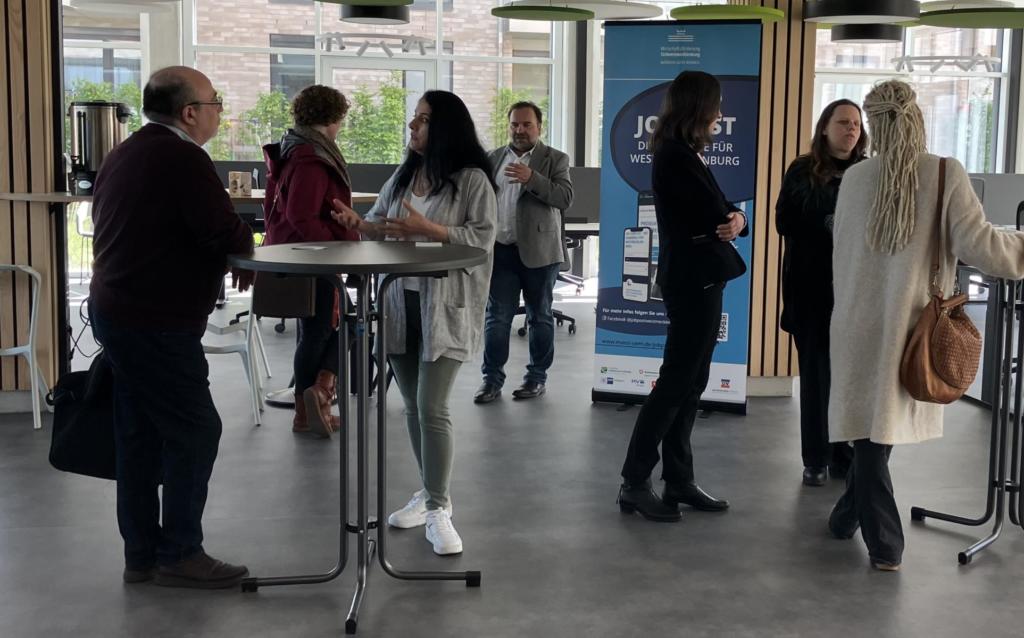 Besucher beim ersten Tag der offenen Tür des Welcomce Centers LUP.